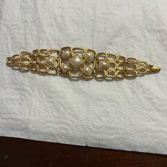 Avon beautiful gold tone set of earring and bracelet - Picture 2 of 7